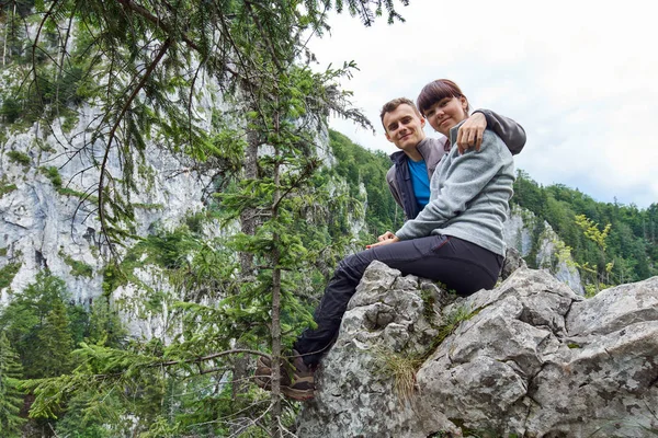 Jeune Couple Randonnée Dans Les Montagnes Verdoyantes Pittoresques — Photo