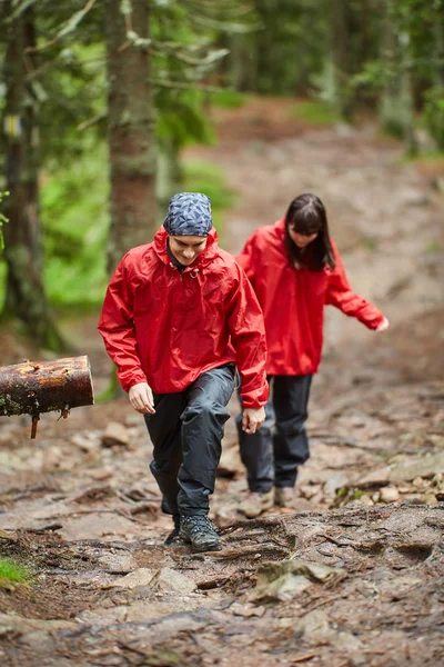 Jeune Couple Randonnée Dans Les Montagnes Verdoyantes Pittoresques — Photo