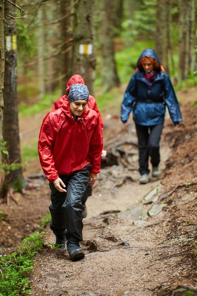 İn arkadaş grubu ile Dağlık bölgelerde hiking yağmurluklar