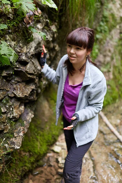 Ung Kvinna Hiker Korsar Floden Canyon — Stockfoto