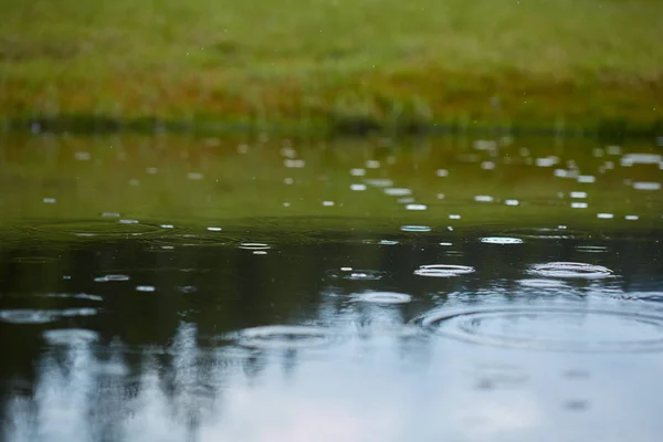 Vista Cercana Lluvia Cayendo Sobre Superficie Del Agua Del Lago —  Fotos de Stock