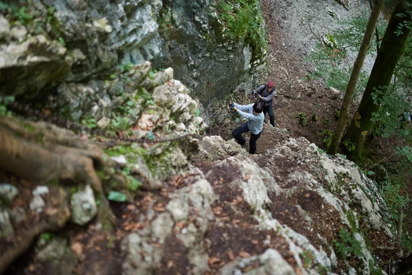 İnsanlar dağlarda kaba izinde hiking