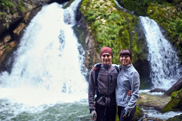 Jeune Couple Randonnée Dans Les Montagnes Verdoyantes Pittoresques — Photo