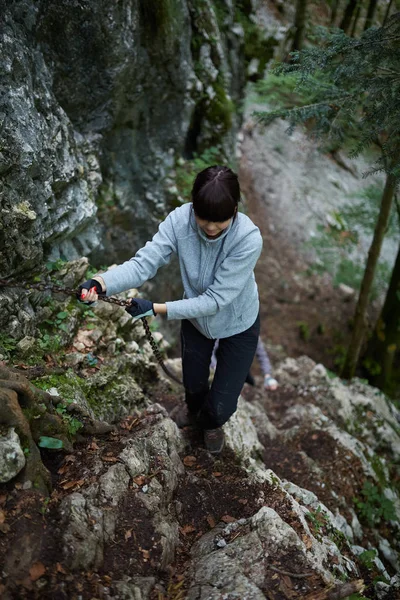 Genç Kadın Dağlarda Kaba Izinde Hiking — Stok fotoğraf