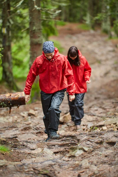 Doğal yeşil yaylaları'da yürüyüş genç çift 