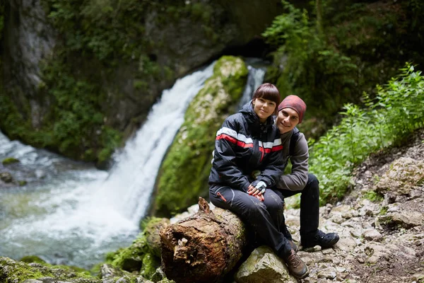 Jeune Couple Randonnée Dans Les Montagnes Verdoyantes Pittoresques — Photo