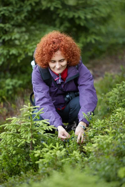 Sırt çantası huckleberries izini tespit kadınla