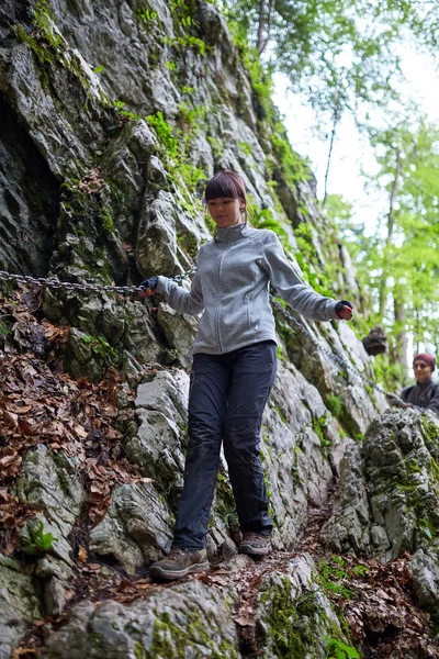 Nsanlar Dağlarda Kaba Izinde Hiking — Stok fotoğraf