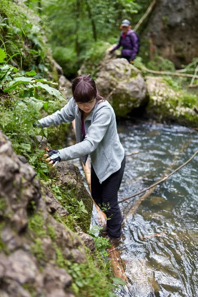 insanlar dağ orman izinde hiking