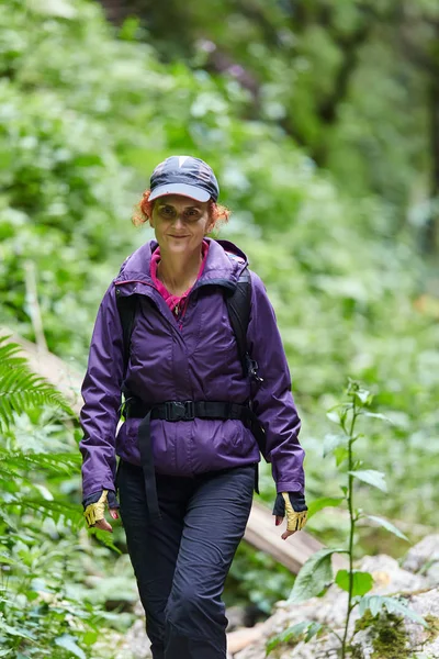 Жінка Рюкзак Пішохідний Стежці Лісі — стокове фото