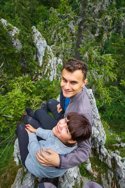 Pareja Joven Senderismo Las Montañas Verdes Escénicas —  Fotos de Stock