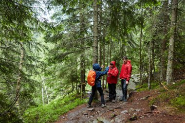 İn arkadaş grubu ile Dağlık bölgelerde hiking yağmurluklar