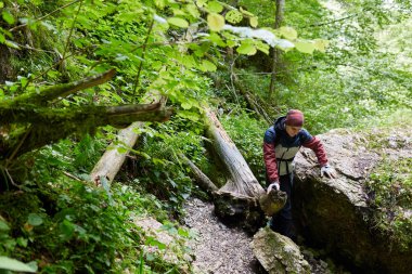 Yürüyüş dağ orman izinde genç adam