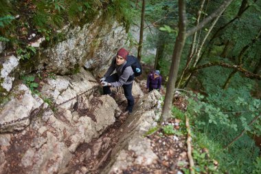 İnsanlar dağlarda kaba izinde hiking