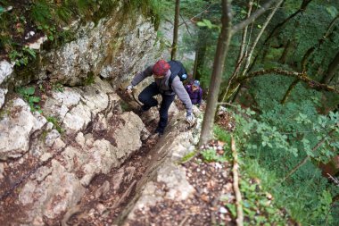 İnsanlar dağlarda kaba izinde hiking
