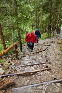 İn arkadaş grubu ile Dağlık bölgelerde hiking yağmurluklar