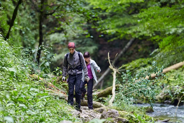 Άνθρωποι Πεζοπορία Μονοπάτι Στο Δάσος Στο Βουνό — Φωτογραφία Αρχείου