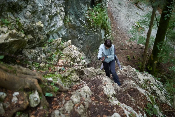Genç kadın dağlarda kaba izinde hiking