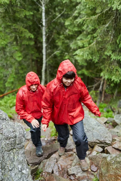 Jeune Couple Randonnée Dans Les Montagnes Verdoyantes Pittoresques — Photo