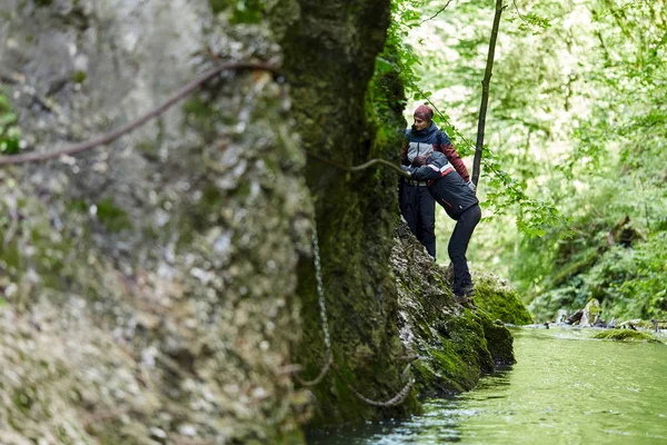 Pessoas Caminhadas Trilha Floresta Montanha — Fotografia de Stock