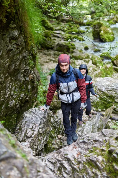 insanlar dağ orman izinde hiking