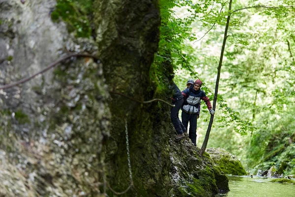 Yürüyüş dağ orman izinde genç adam