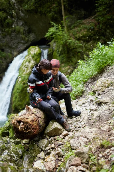 Młoda Para Piesze Wycieczki Malowniczej Zielony Highlands — Zdjęcie stockowe