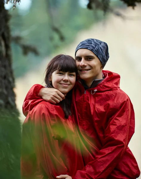 Pareja Joven Senderismo Las Montañas Verdes Escénicas —  Fotos de Stock