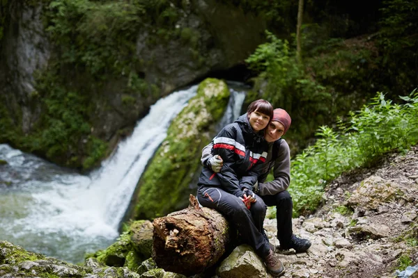 Young Couple Hiking Scenic Green Highlands — Stock Photo, Image