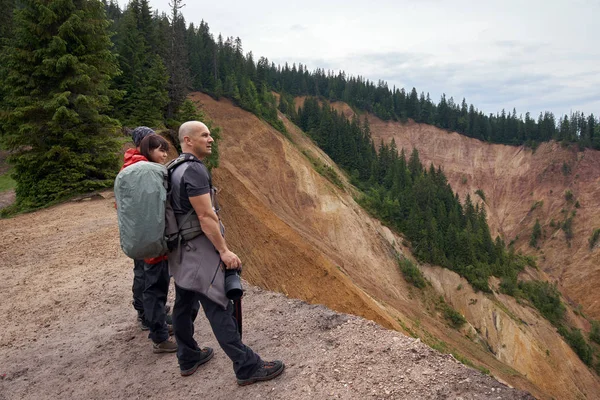 People Hike Rusty Pit Apuseni Romania — Stock Photo, Image