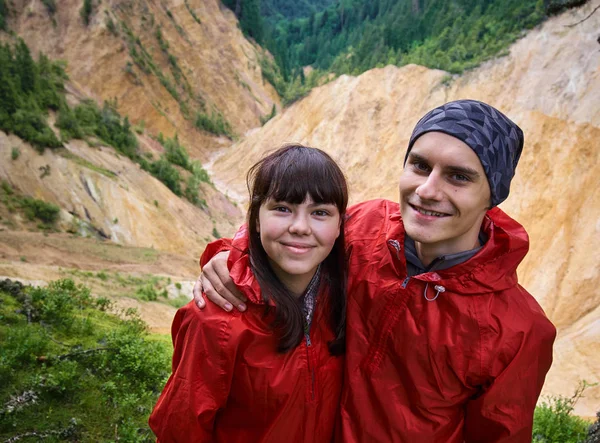 Jeune Couple Randonnée Dans Fosse Rouillée Dans Réserve Naturelle Apuseni — Photo