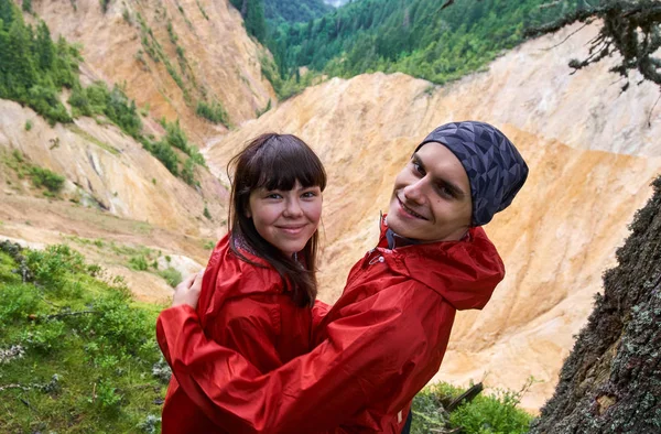 Genç çift Apuseni doğal Rusty çukurunda hiking rezerv, Romanya