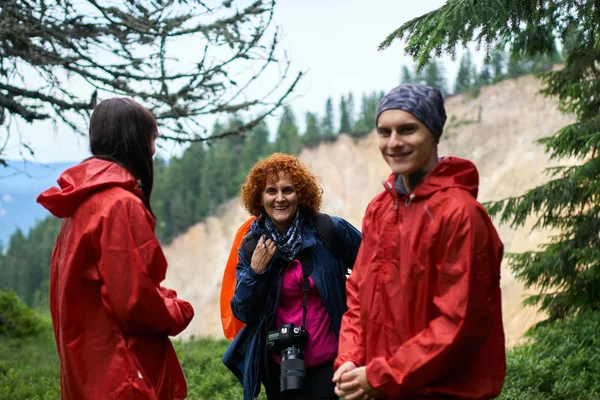 Lidé Výlet Rusty Pit Apuseni Přírodní Rezervaci Rumunsko — Stock fotografie