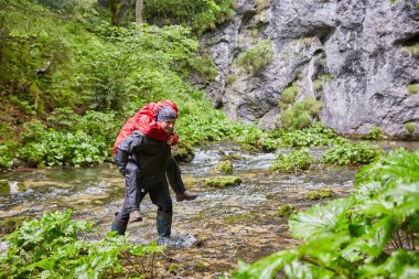 Çizmeler bir kız ile bir nehir taşıyan adam