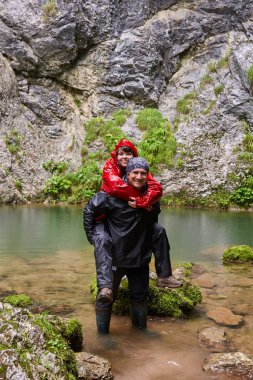 Çizmeler bir kız ile bir nehir taşıyan adam