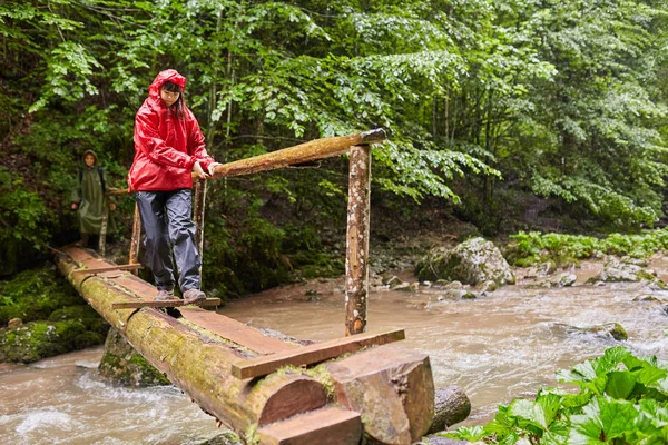 トレイルのハイキング山の森林に 休暇を過ごす人々 — ストック写真