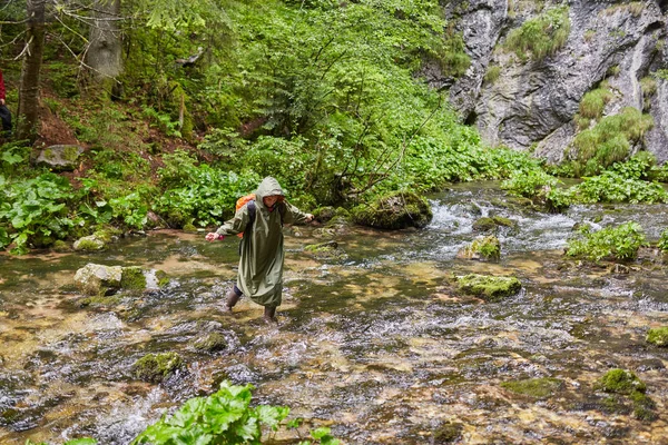 Caminhante Senhora Com Mochila Uma Trilha Atravessando Rio — Fotografia de Stock