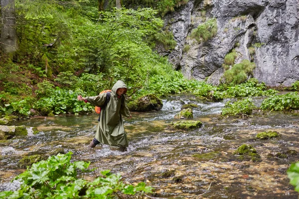 Πεζοπόρος Κυρία Σακίδιο Ένα Μονοπάτι Που Διασχίζει Τον Ποταμό — Φωτογραφία Αρχείου