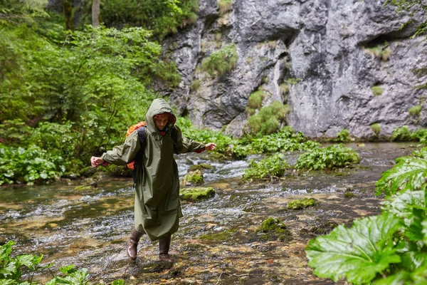 Hiker Lady Med Ryggsäck Ett Spår Som Korsar Floden — Stockfoto