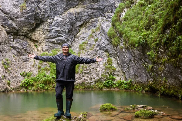 Feliz Hombre Caucásico Impermeable Por Una Primavera Kárstica —  Fotos de Stock