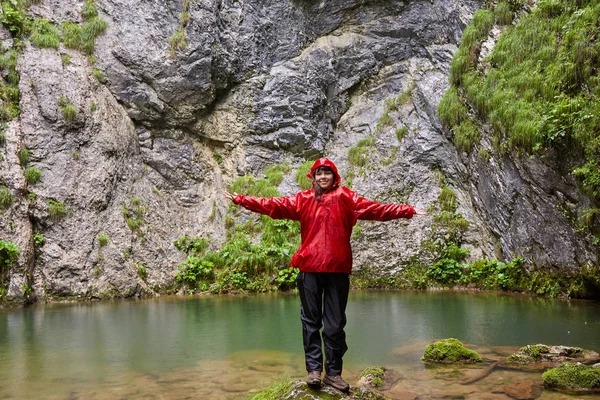 Menina Feliz Capa Chuva Por Uma Primavera Karstic Depois Caminhadas — Fotografia de Stock