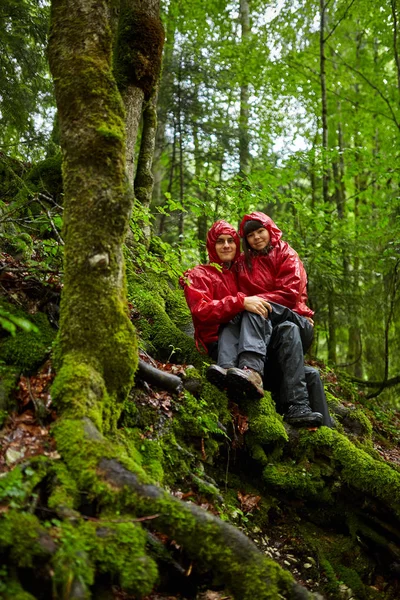 Jonge Paar Wandelaars Een Pad Bergen — Stockfoto