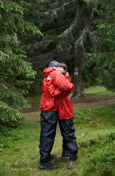 Jeune Couple Randonneurs Sur Sentier Dans Les Montagnes — Photo