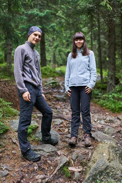 Casal Jovem Caminhantes Uma Trilha Nas Montanhas — Fotografia de Stock