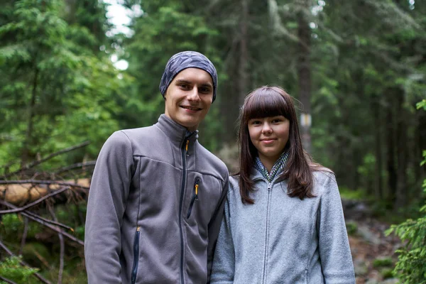 Casal Jovem Caminhantes Uma Trilha Nas Montanhas — Fotografia de Stock