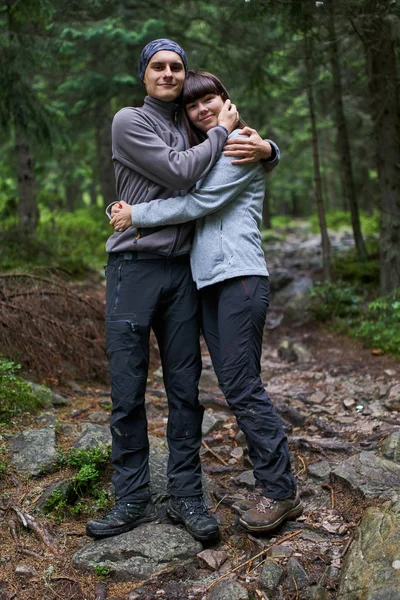 Jeune Couple Randonneurs Sur Sentier Dans Les Montagnes — Photo