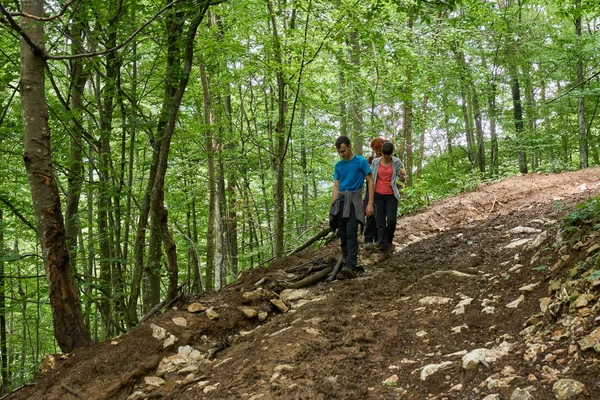 Lidé Dovolenou Turistiku Nabízí Trasy Horských Lesů — Stock fotografie