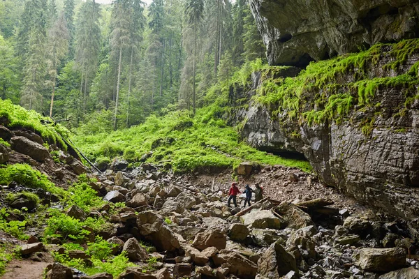 Wandelaars Invoeren Van Een Zeer Grote Grot Verscholen Het Bos Rechtenvrije Stockfoto's
