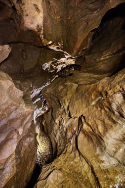 Bir mağarada ile çeşitli speleothems ile mağara