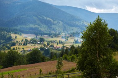 Havadan görünümü bir köyün dağlarında ormanlar ile kaplı